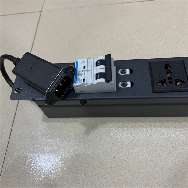 Thanh Phân Phối Nguồn Điện PDU Rack Universal 6 Way UK Outlet Có MCB Công Suất Max 16A to C14 Male Plug Power Cord