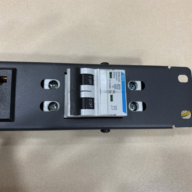 Thanh Nguồn PDU Rack Mount 19 inch 1U Universal 6 Way UK Outlet Có Cầu Dao Aptomat Tự Động MCB TECS Công Suất Max 20A
