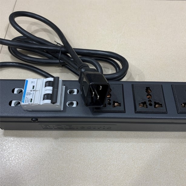 Thanh Phân Phối Nguồn Điện PDU 1U Rack Universal 6 Way UK Outlet Có MCB Công Suất Max 20A to C20 Plug Power Cord 3x1.5mm² Length 3M