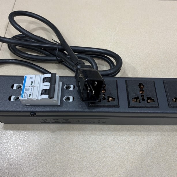 Thanh Phân Phối Nguồn Điện PDU 1U Rack Universal 6 Way UK Outlet Có MCB Công Suất Max 20A to C20 Plug Power Cord 3x2.5mm² Length 5M