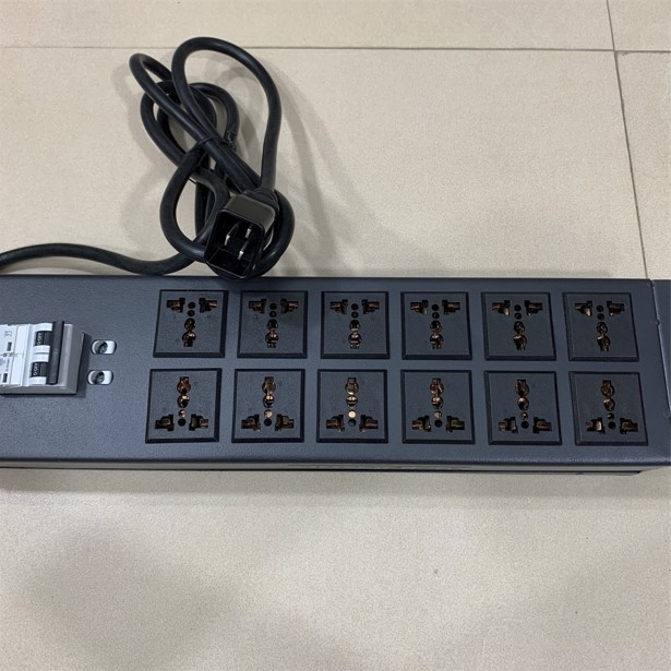 Thanh Phân Phối Nguồn Điện PDU 2U Rack Universal 12 Way UK Outlet Có MCB Công Suất Max 20A to C20 Plug Power Cord 3x2.5mm² Length 5M