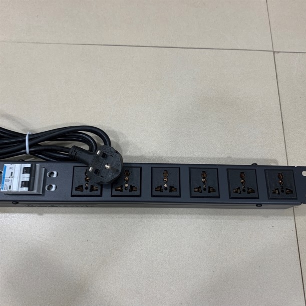 Thanh Phân Phối Nguồn Điện PDU 1U Rack Universal 6 Way UK Outlet Có MCB Công Suất Max 20A to UK Plug BS1363 Power Cord 3x1.5mm² Length 3.1M