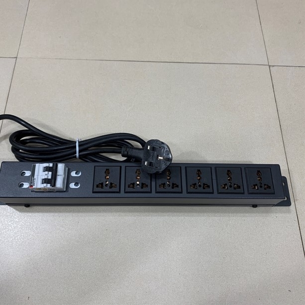 Thanh Phân Phối Nguồn Điện PDU 1U Rack Universal 6 Way UK Outlet Có MCB Công Suất Max 20A to UK Plug BS1363 Power Cord 3x1.5mm² Length 2.5M