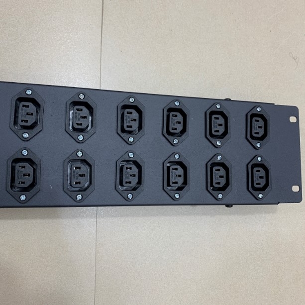 Thanh Nguồn Điện PDU 2U Rack 12 Way IEC C13 Outlet Có MCB Công Suất Max 20A