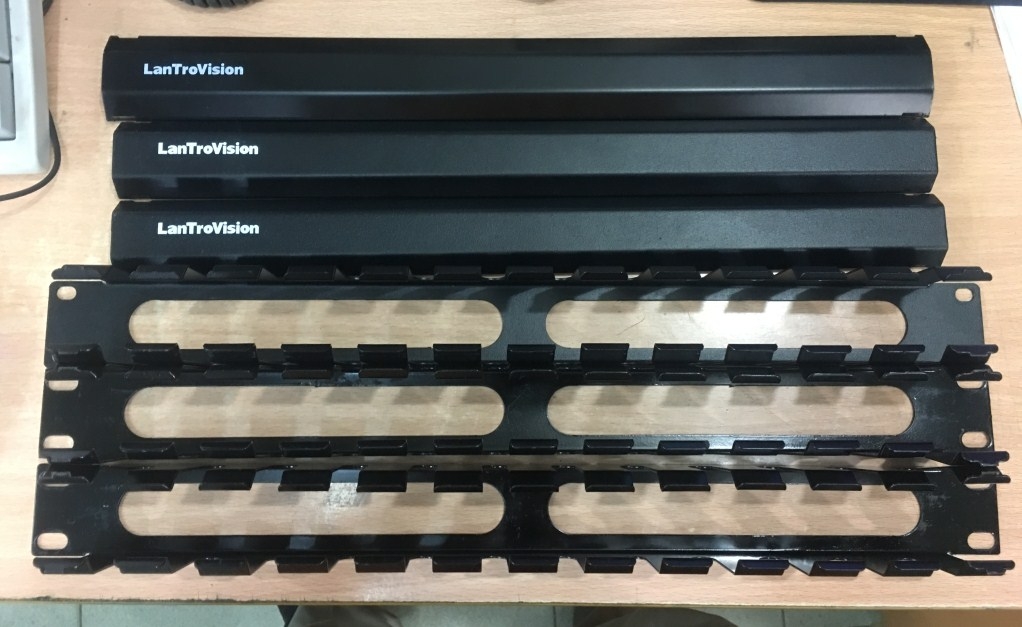 Thanh Quản Lý Cáp Ngang Cho tủ Rack LanTroVision Cable Management Rack 1U 12 Slot 24 Port Cabinet