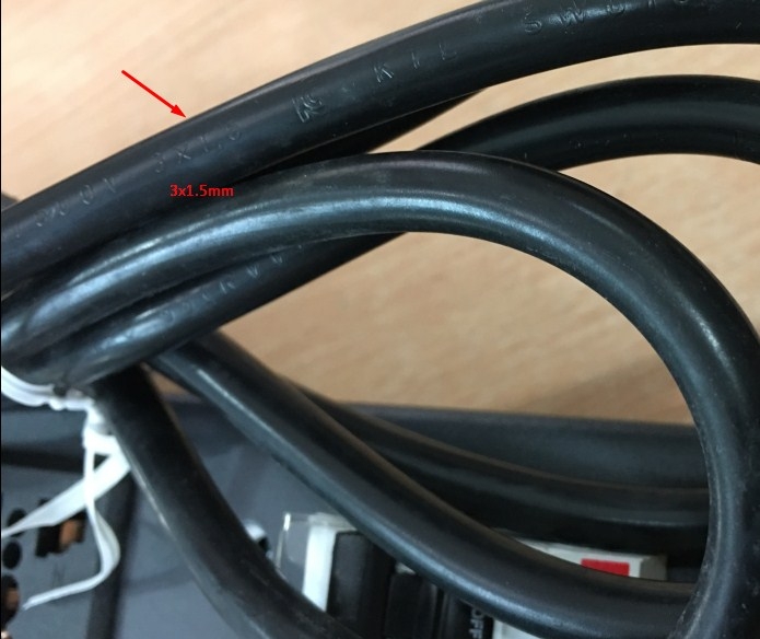 Thanh Phân Phối Nguồn Điện PDU 1U Rack Universal 6 Way UK Outlet Có MCB Công Suất Max 20A to UK Plug BS1363 Power Cord 3x1.5mm² Length 2.5M
