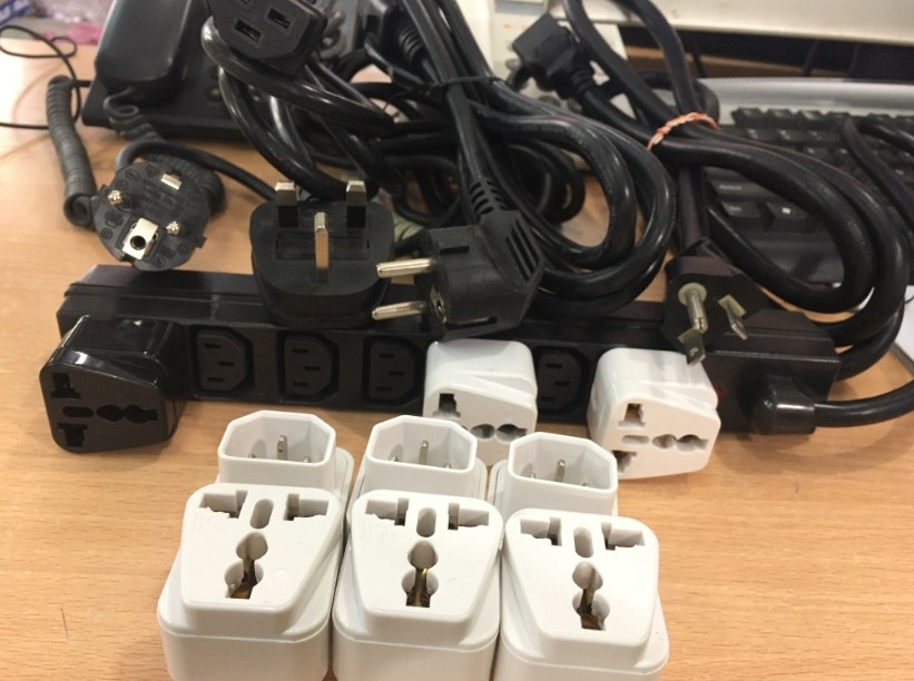 Rắc Chuyển Nguồn IEC C14 Male To Universal Female UK US Socket 125V 15A 250V 10A 800W White Power Adapter Converter