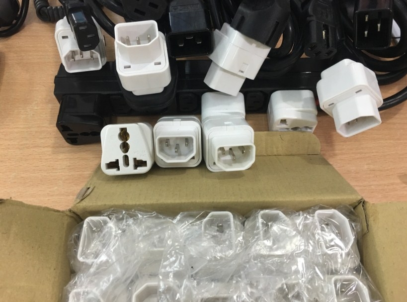 Rắc Chuyển Nguồn IEC C14 Male To Universal Female UK US Socket 125V 15A 250V 10A 800W White Power Adapter Converter