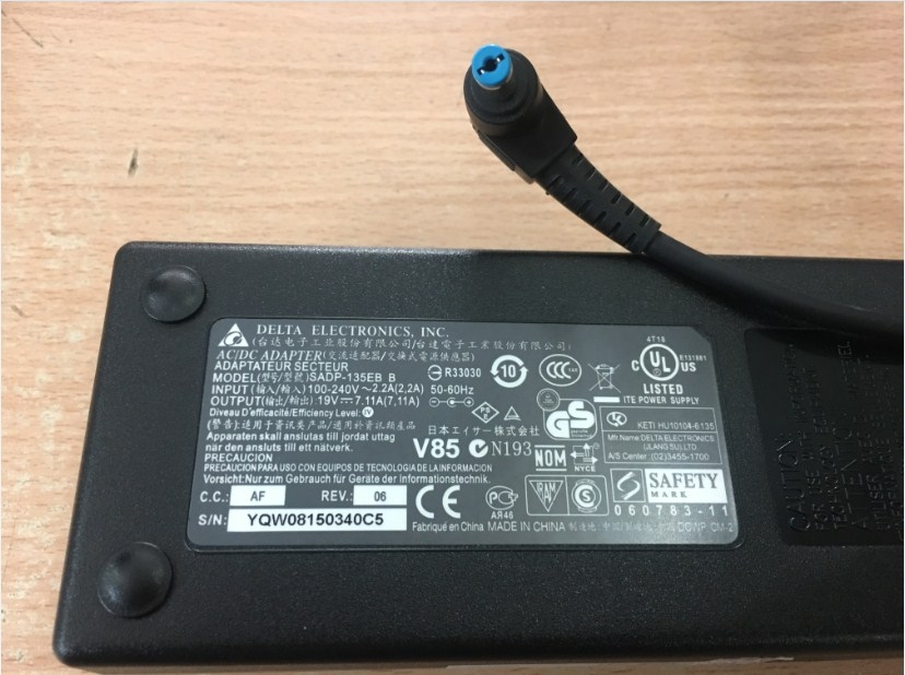 Adapter Original DELTA  ELECTRONICS SADP-135EB B 19V 7.11A 135W Connector Size 5.5mm x 1.7mm
