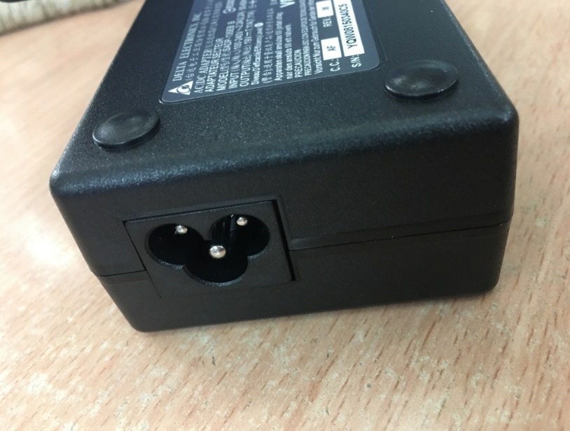 Adapter Original DELTA  ELECTRONICS SADP-135EB B 19V 7.11A 135W Connector Size 5.5mm x 1.7mm