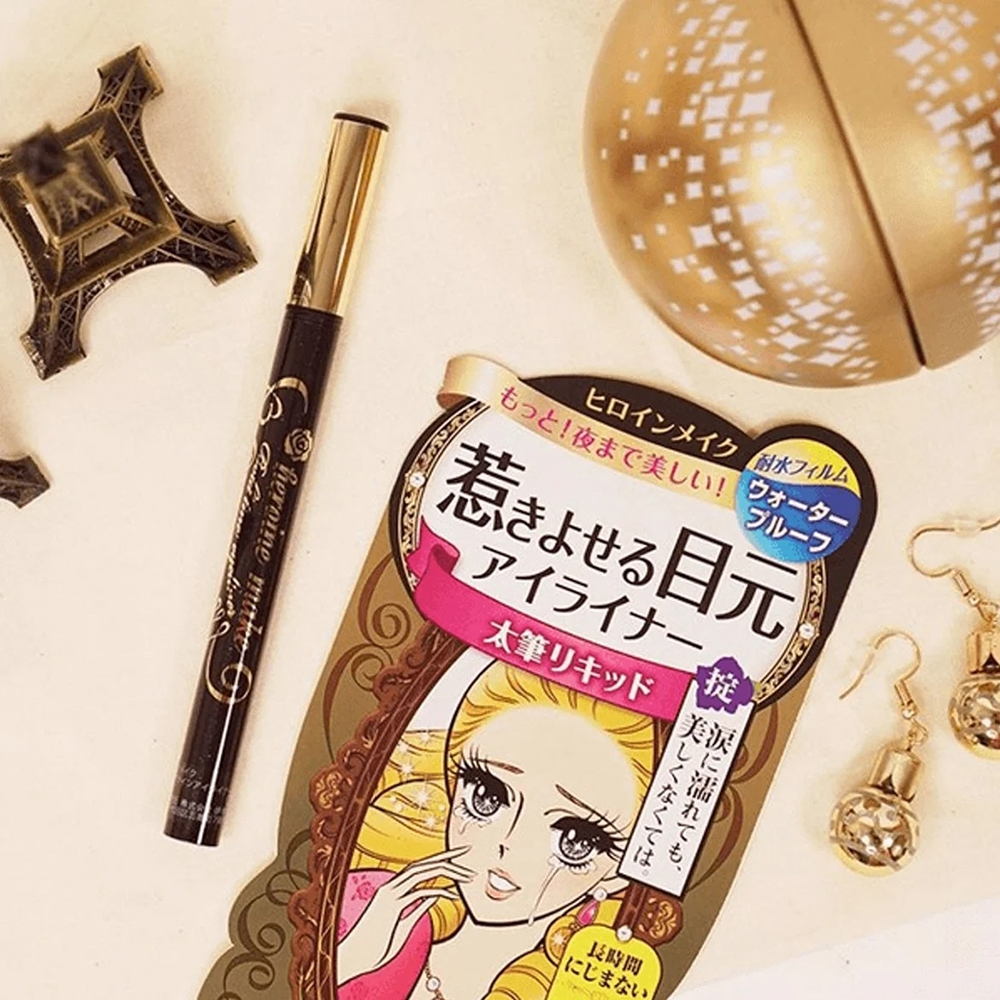 Isehan Heroine Make Kiss Me Liquid Eyeliner được đựng trong hộp đựng màu vàng xinh đẹp. Và là sản phẩm nổi tiếng trong dòng Heroine Makeup bên cạnh mascara và phấn phủ. Isehan Heroine Make Kiss Me Liquid Eyeliner được đựng trong hộp đựng màu vàng xinh đẹp. Và là sản phẩm nổi tiếng trong dòng Heroine Makeup bên cạnh mascara và phấn phủ.