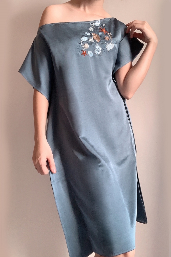 Váy lụa xanh ngắn lệch vai thêu tay hoạ tiết đại dương Lamm - Con là điều  ngọt ngào nhất!