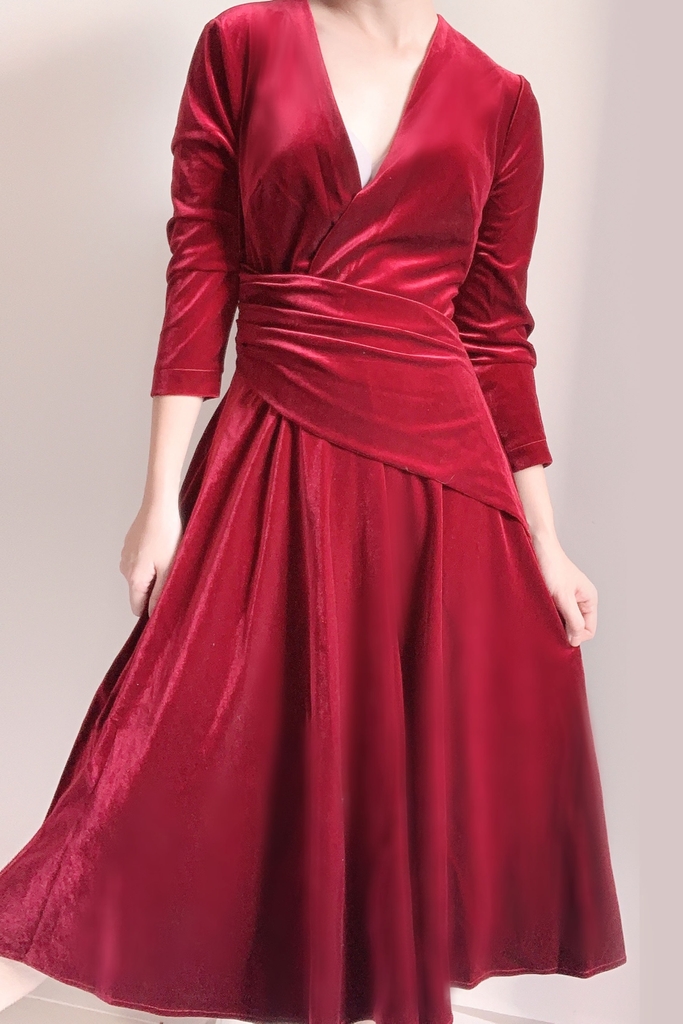 Váy nhung đỏ trơn xòe dài tay