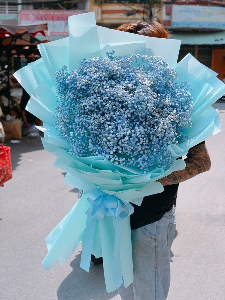 Bó hoa baby xanh: Với màu xanh tươi mát và thiết kế tinh tế, những bó hoa Baby xanh sẽ làm bạn cảm thấy thư giãn và bình yên hơn trong ngày dài bận rộn.