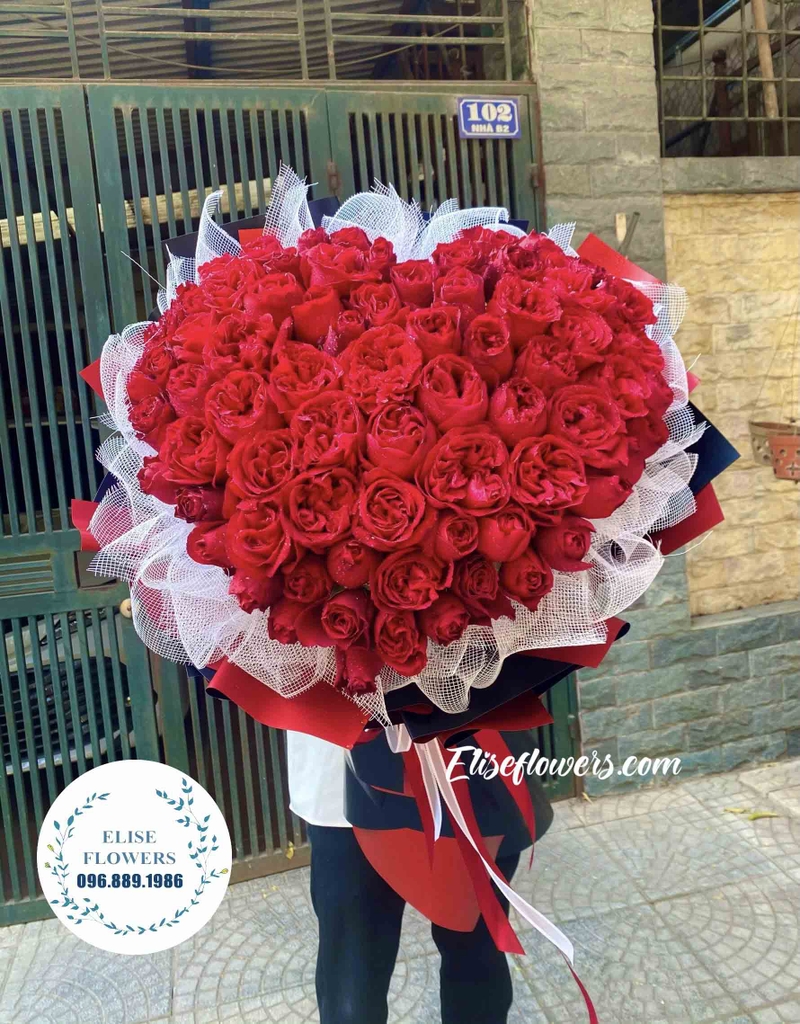 Với bó hoa hồng đỏ siêu lãng mạn, bạn sẽ khiến người nhận cảm thấy hạnh phúc và đắm say trong tình yêu. Hãy vô vàn tình cảm và yêu thương vào bó hoa để gửi gắm những thông điệp đầy ý nghĩa.