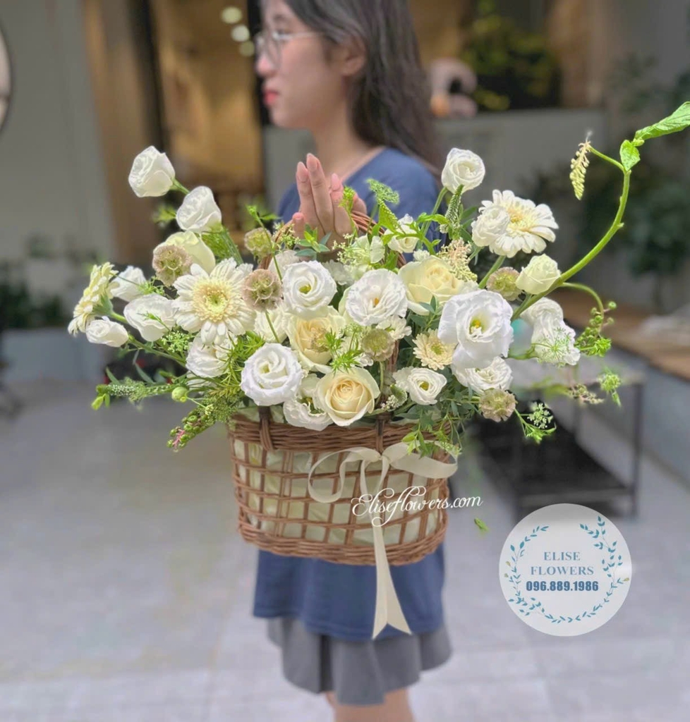 Giỏ hoa sinh nhật màu trắng kem xinh xắn | Hoa sinh nhật đẹp ở Hà Nội