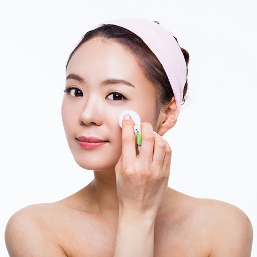 Bác sĩ da liễu hướng dẫn cách bảo vệ vùng da quanh mắt khi peel da