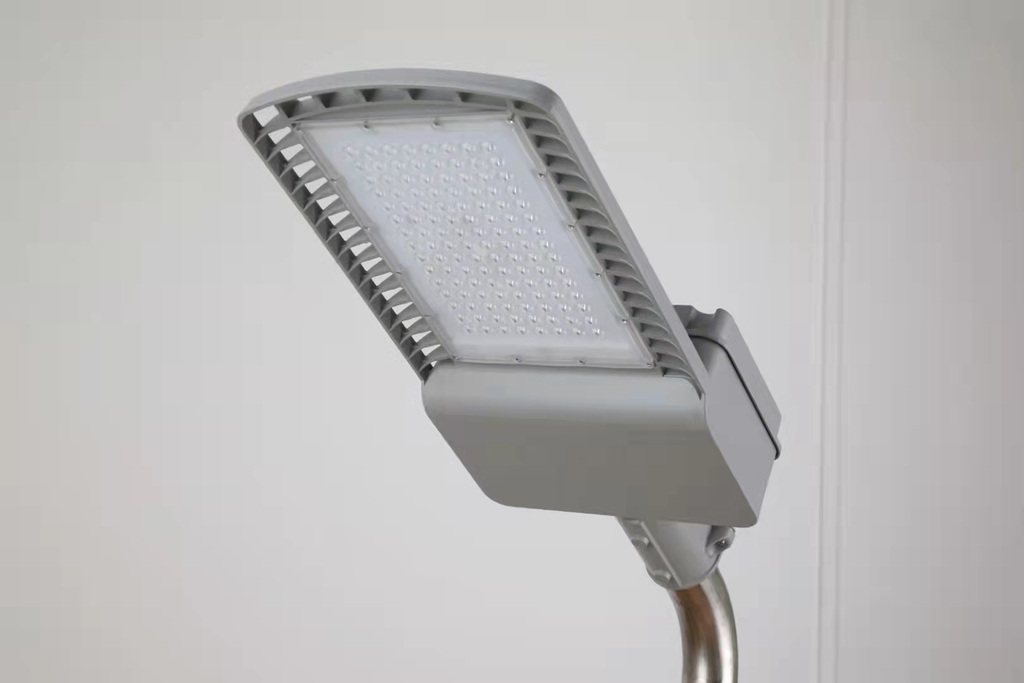 Đèn Đường Năng Lượng Mặt Trời Dự Án 80w 100w Panel Mono 120w * 2 tấm; Batery Lithium 80AH 12.8v; Controller P2410