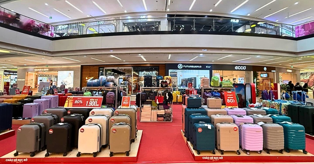 Mở khóa hành trình hè rực rỡ cùng LUG tại sảnh sale ở Vạn Hạnh Mall