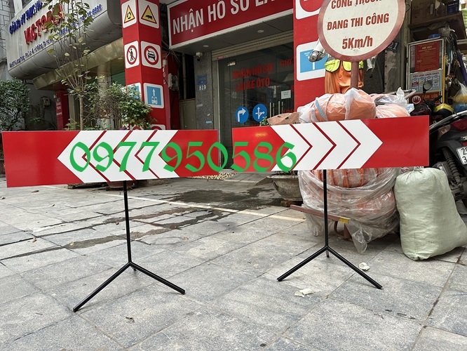 Biển báo công trường đang thi công | Không đi lối này.