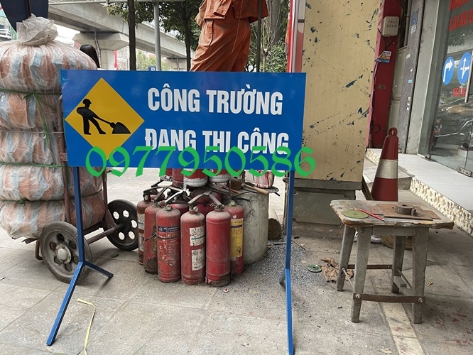 Biển báo công trường đang thi công | Không đi lối này.
