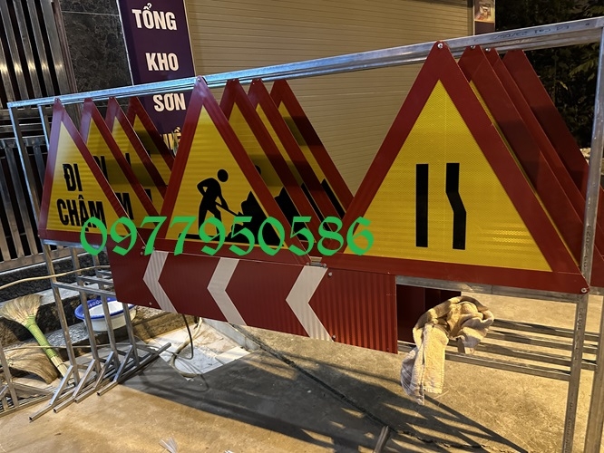Biển báo công trường đang thi công | Không đi lối này.