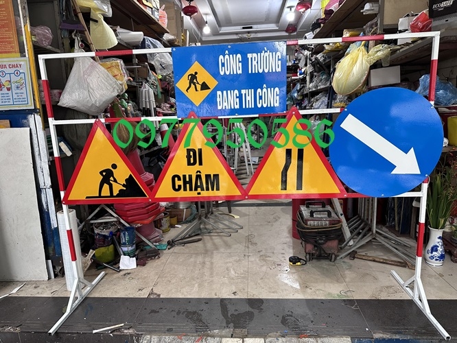 Biển báo công trường đang thi công | Không đi lối này.