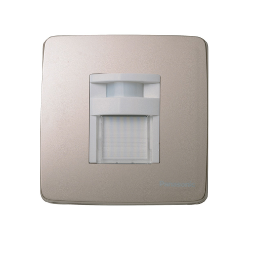 Đèn gắn tường soi lối đi có cảm biến hồng ngoại và ánh sáng Minerva màu vàng ánh kim Panasonic (WMT707MYZ-VN)