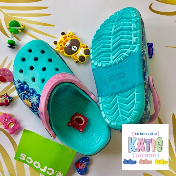 Dép sục Crocs trẻ em Elsa có ĐÈN màu xanh dương