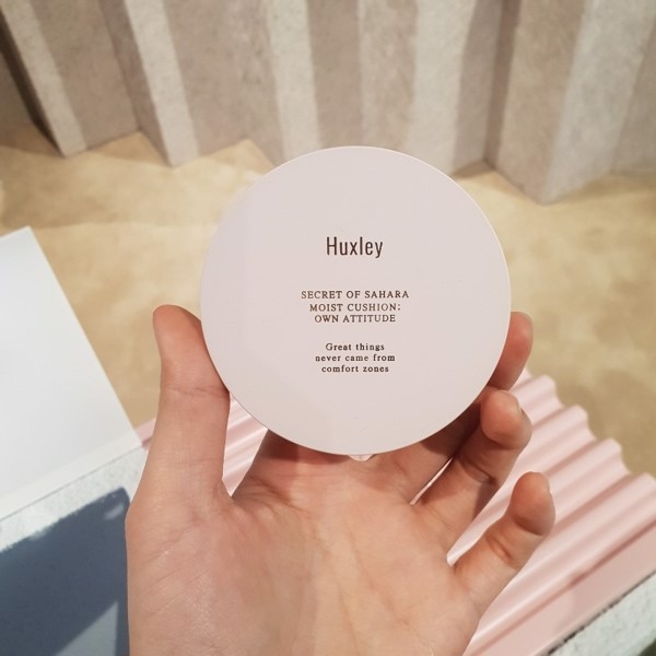 Phấn Nước Dưỡng Ẩm Huxley Moist Cushion; Own Attitude #2 Sand Desert