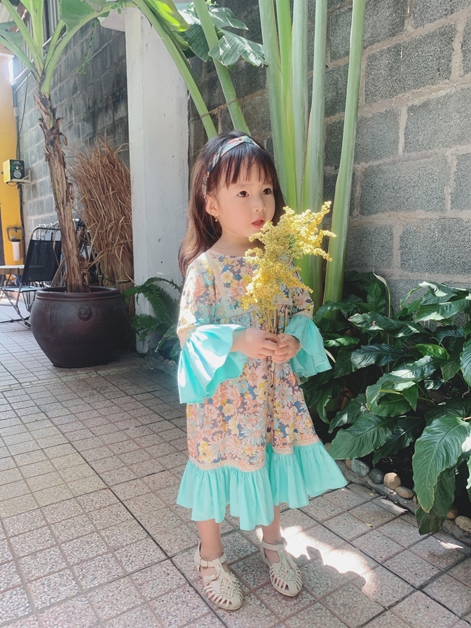 Đầm bé gái tay dài họa tiết hoa lớn nhiều màu viền xanh