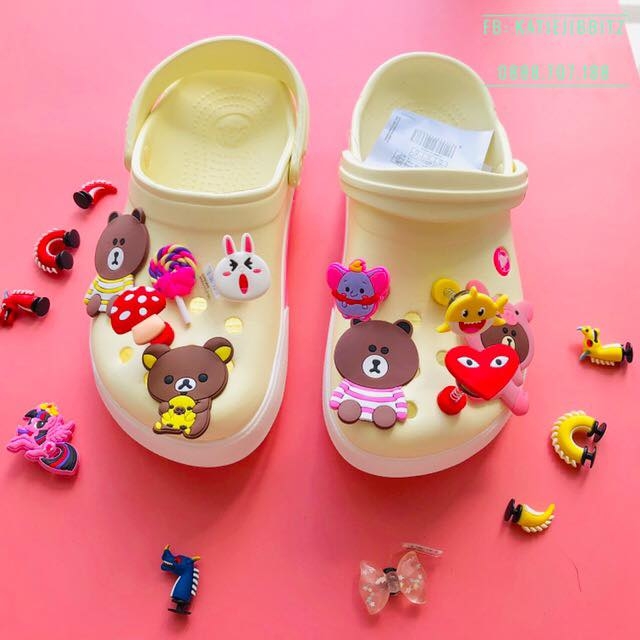 Dép cá sấu Crocs Band 2.5 màu Vàng Nhạt viền Hồng