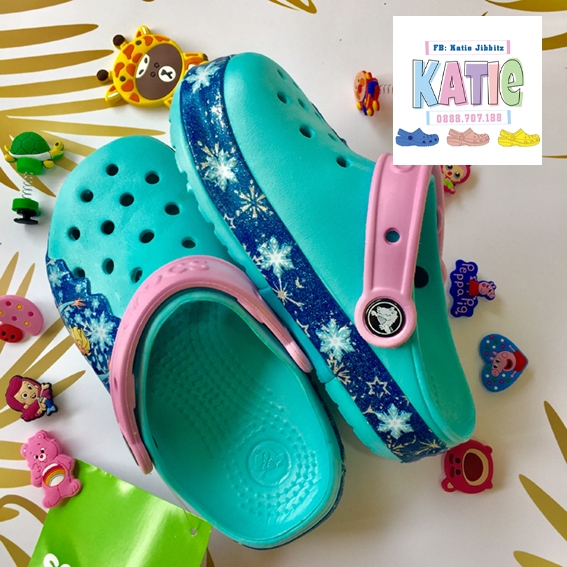 Dép sục Crocs trẻ em Elsa có ĐÈN màu xanh dương