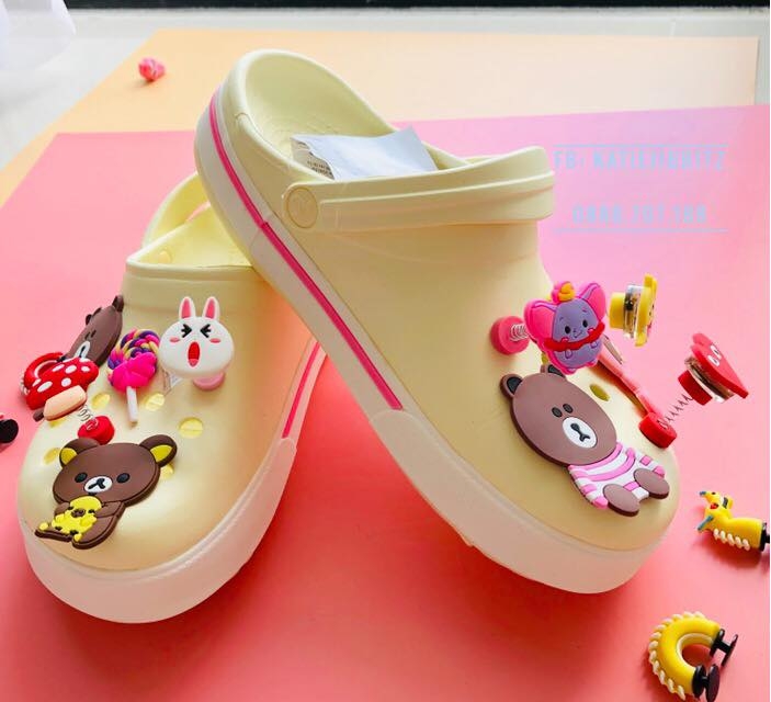 Dép cá sấu Crocs Band 2.5 màu Vàng Nhạt viền Hồng