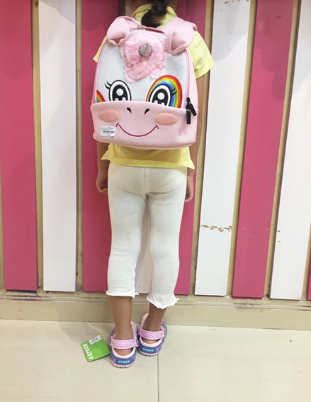Ba lô trẻ em màu hồng hình unicorn mắt cầu vòng - N
