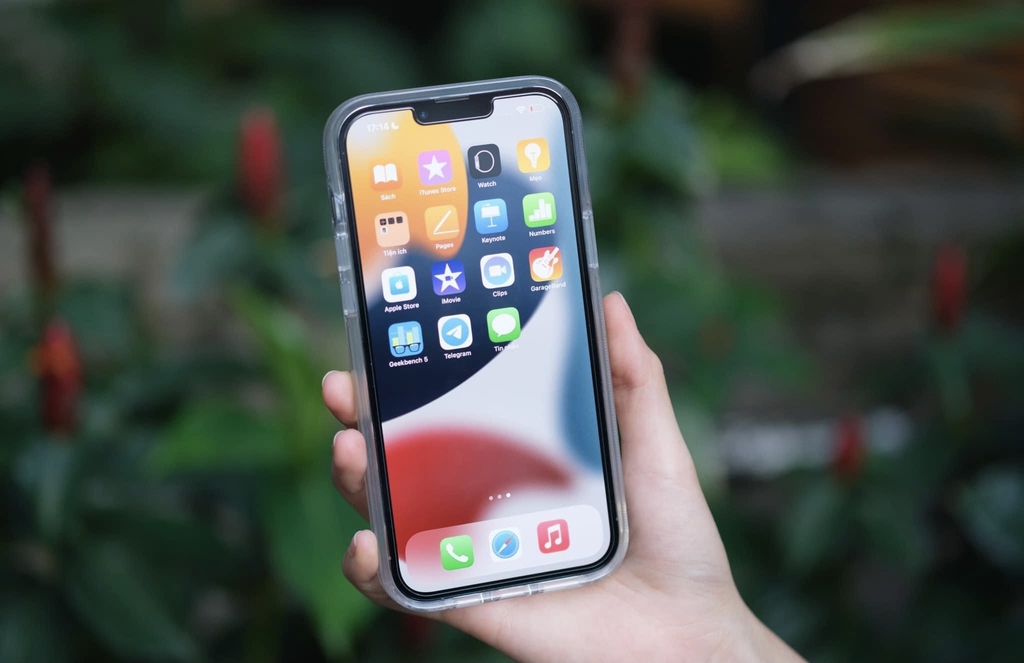 Ốp trong chống sốc, kháng khuẩn ZAGG iPhone 13