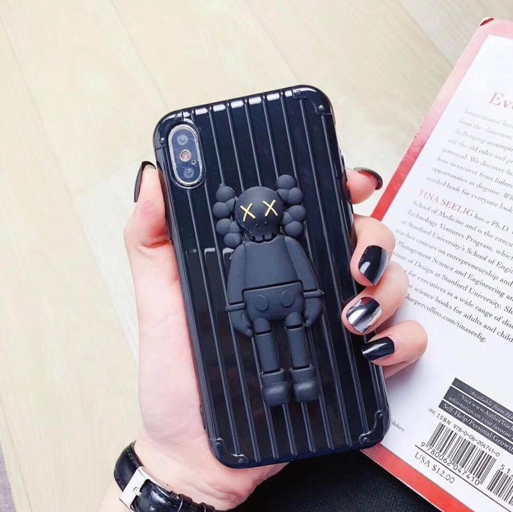 Ốp lưng iphone vân vali hình 3D KAWS