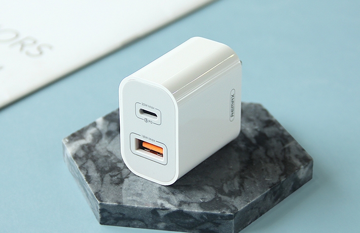 Củ sạc nhanh 2 cổng 20W Remax RP-U68
