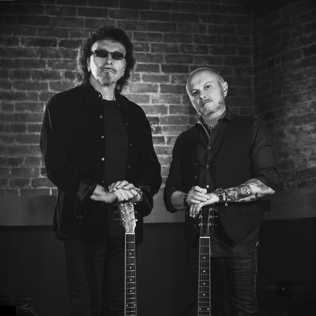Tony Iommi và Sergio Momo trên ảnh nền ca khúc Scent of Dark