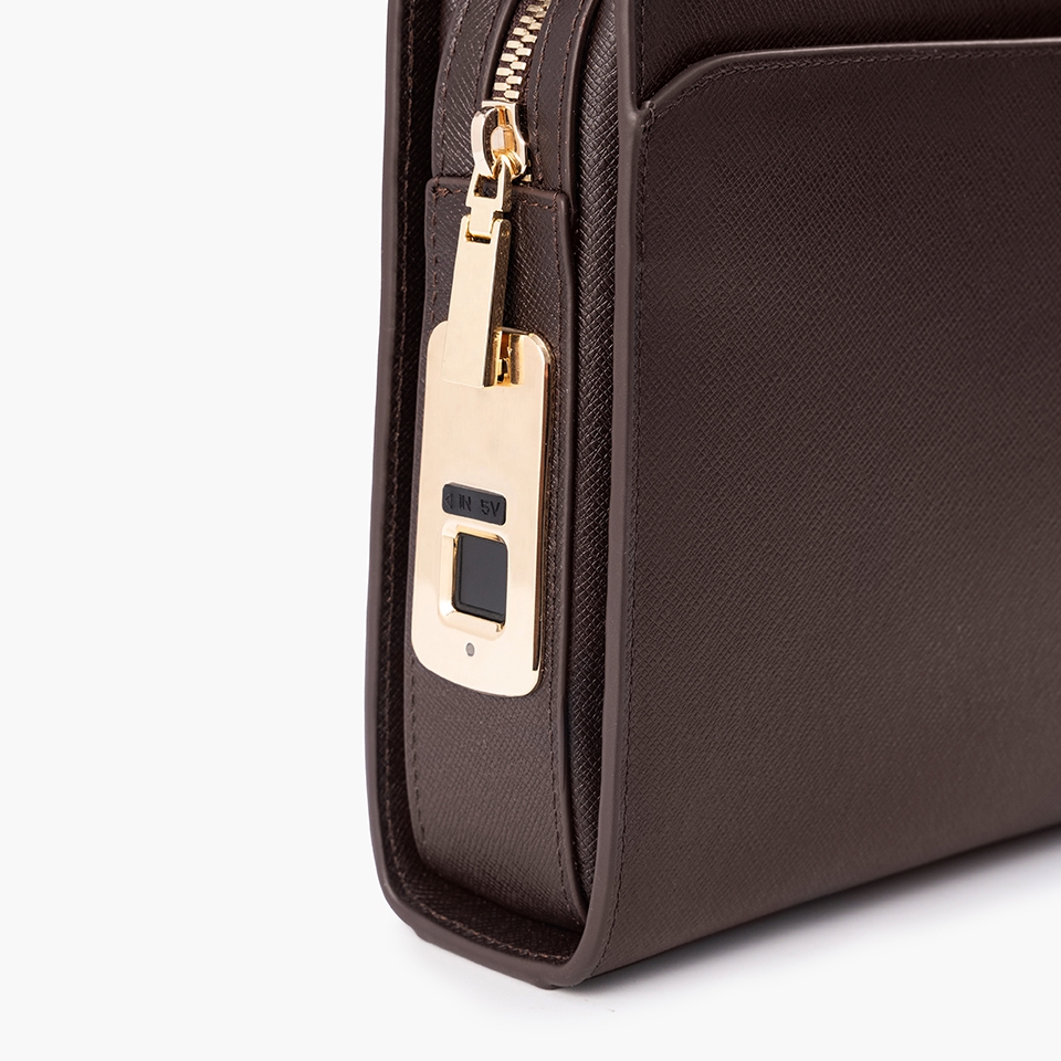 Clutch cầm tay đeo chéo da bò Taiga màu nâu RB16