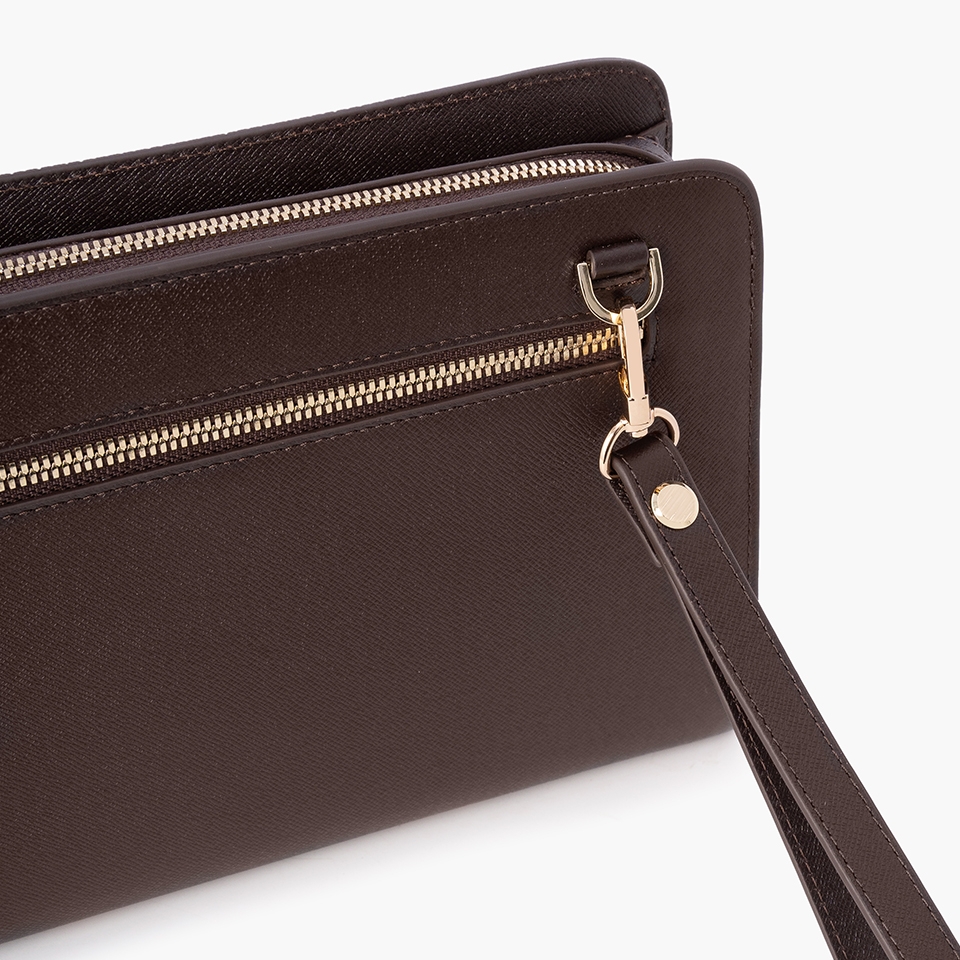 Clutch cầm tay đeo chéo da bò Taiga màu nâu RB16