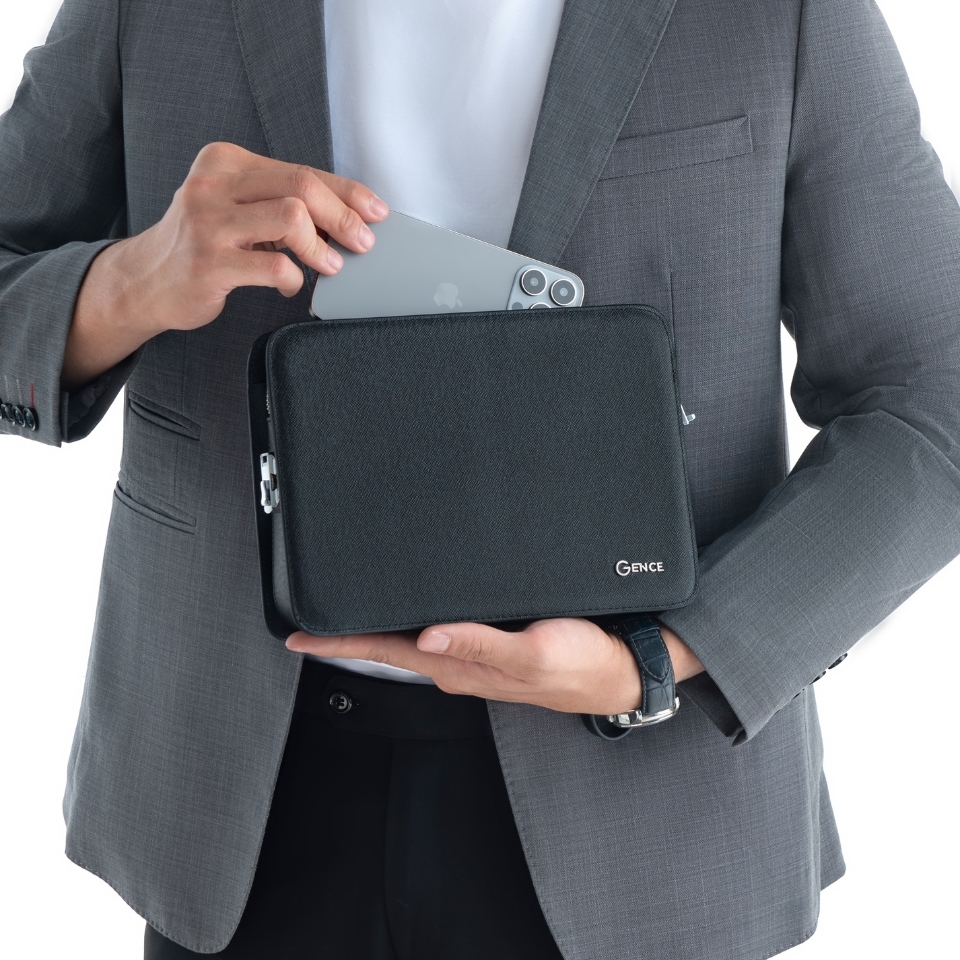 Clutch cầm tay nam da bò Taiga màu đen khóa số CK14