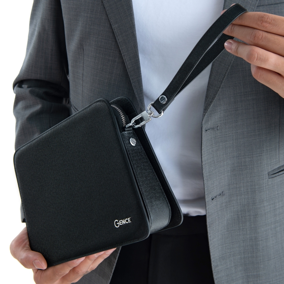 Clutch cầm tay nam da bò Taiga màu đen khóa số CK14