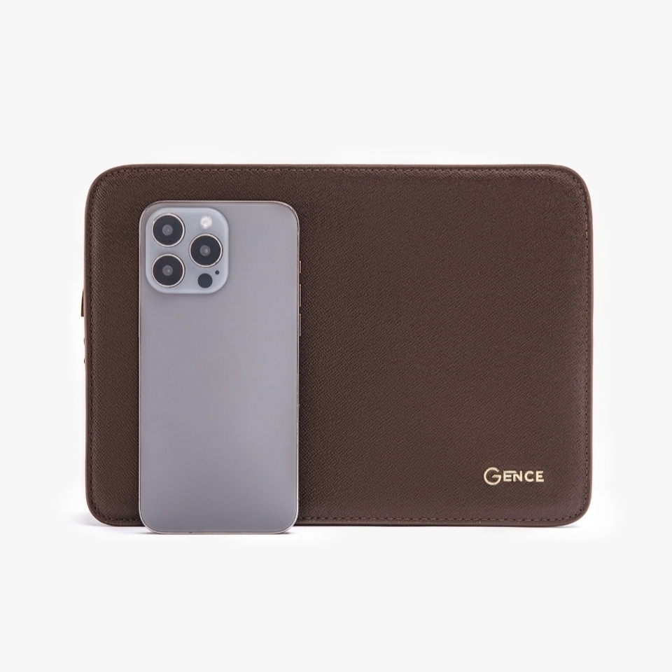 Clutch cầm tay nam da bò Taiga màu nâu khóa số CK15