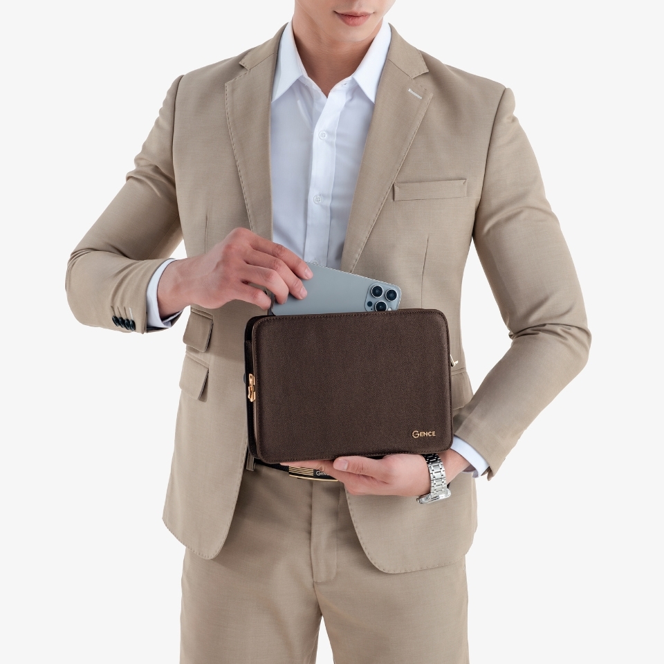 Clutch cầm tay nam da bò Taiga màu nâu khóa số CK15