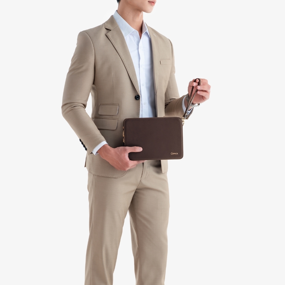 Clutch cầm tay nam da bò Taiga màu nâu khóa số CK15