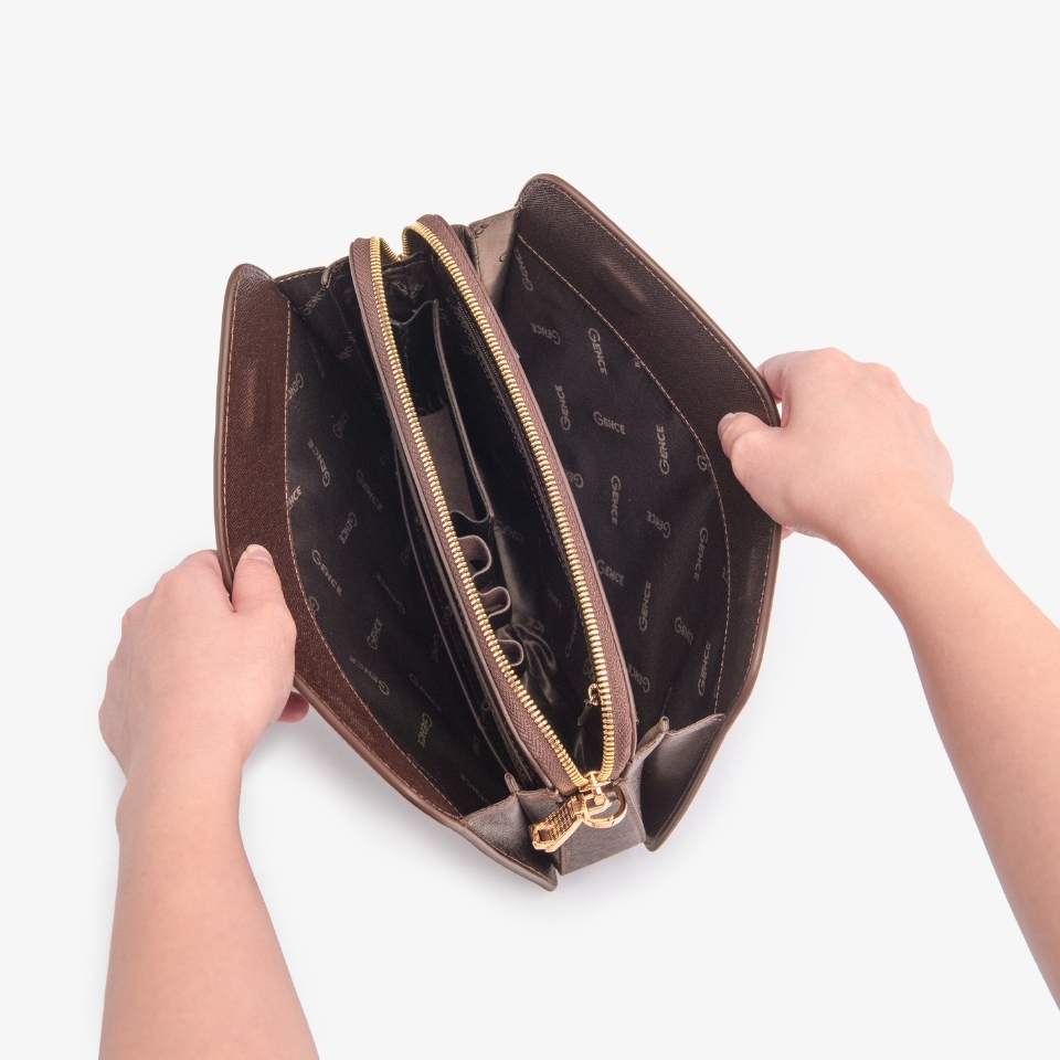 Clutch cầm tay nam da bò Taiga màu nâu khóa số CK15