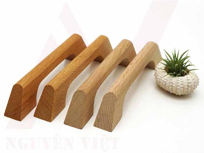 tay nắm cửa gỗ thông dụng