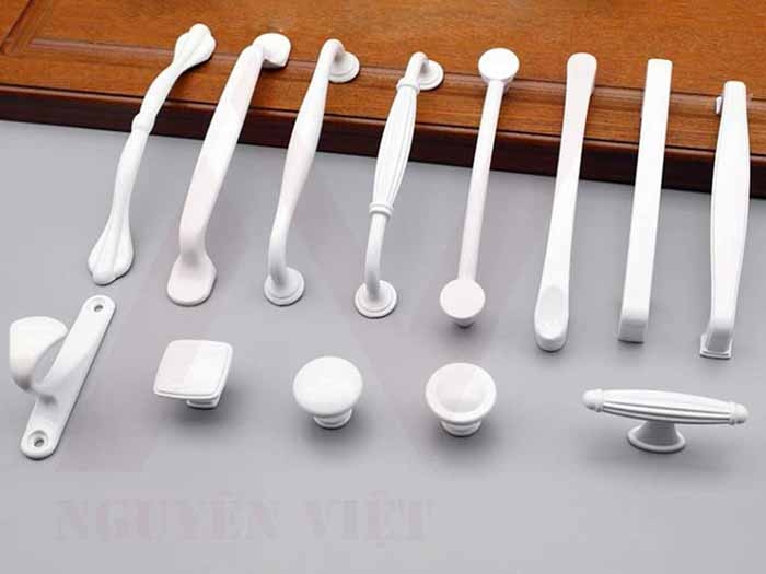 tay nắm cửa tủ cổ điển màu trắng đơn giản