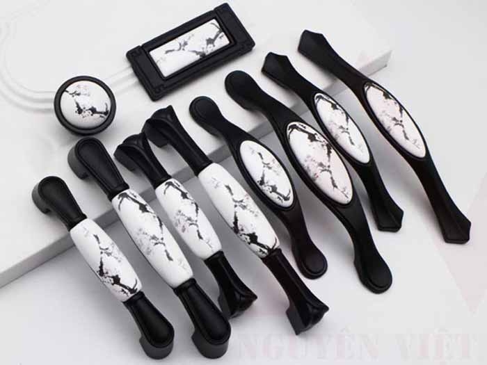 các dạng tay nắm tân cổ điển màu đen hiện nay